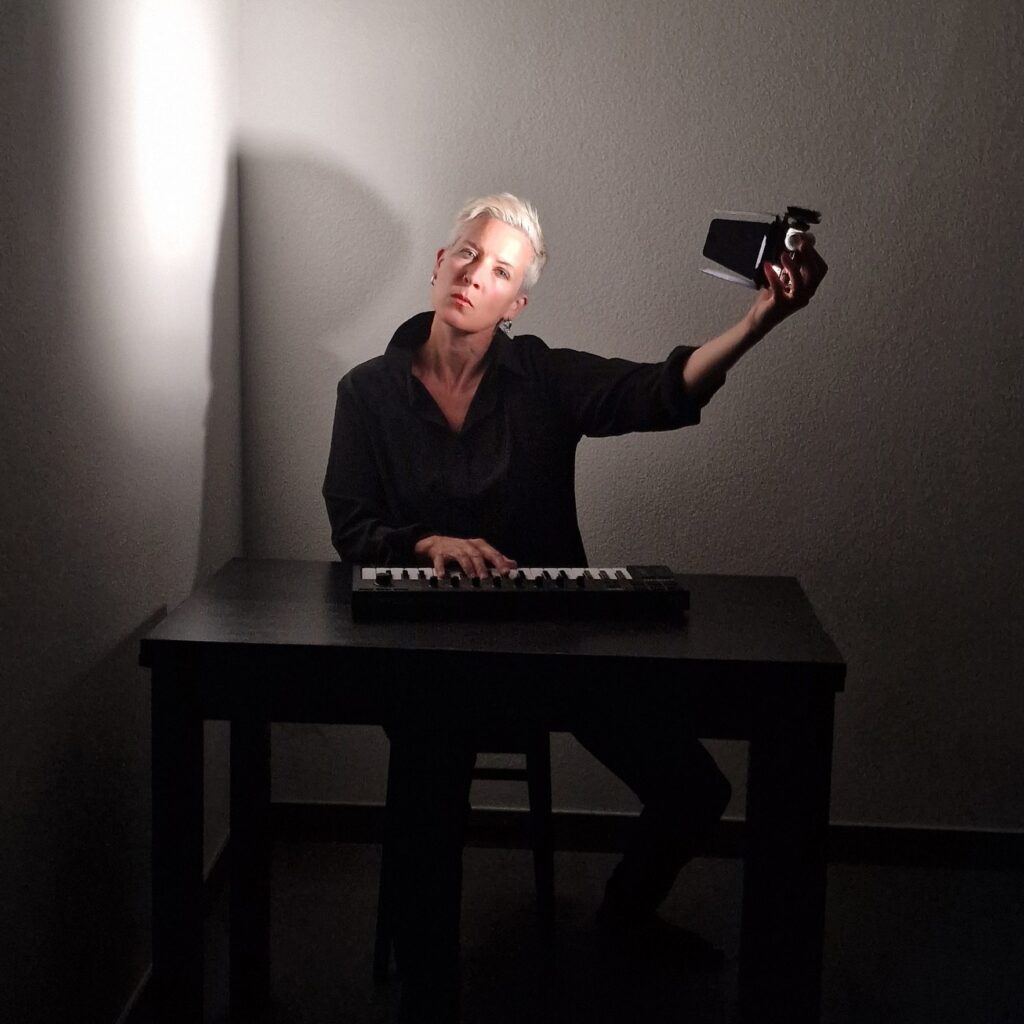 Paola Cardone, musique, voix et vidéo – PROKSIMA